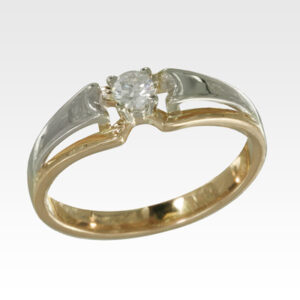 Кольцо из золота с центральным бриллиантом Арт1101373