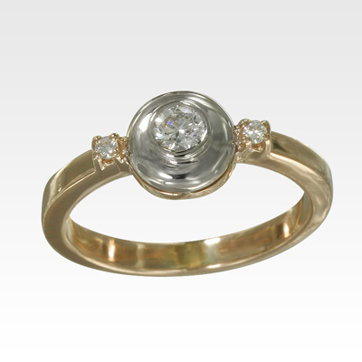 Кольцо из золота с центральным бриллиантом Арт1101376