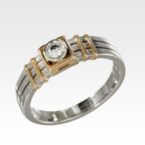 Кольцо из золота с центральным бриллиантом Арт1101381